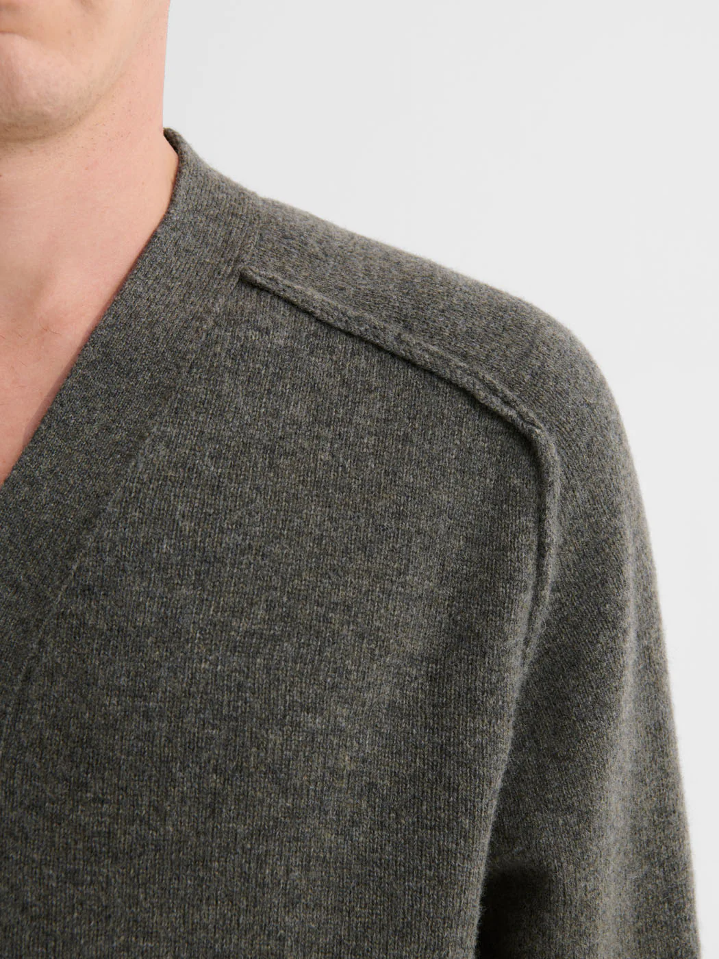 Cardigan boutonné en laine certifiée - Image 5