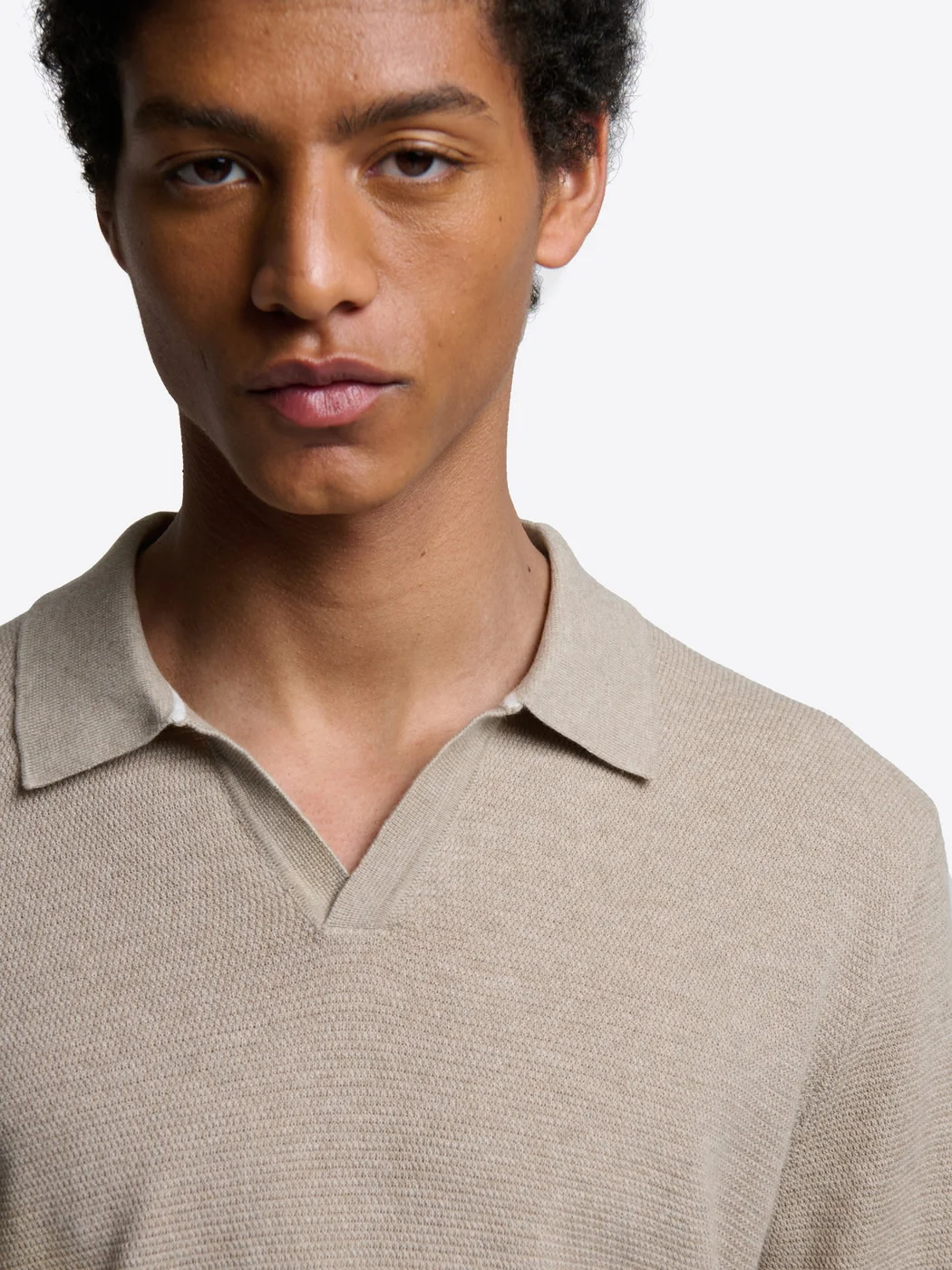 Polo maille col ouvert en coton bio - Image 5