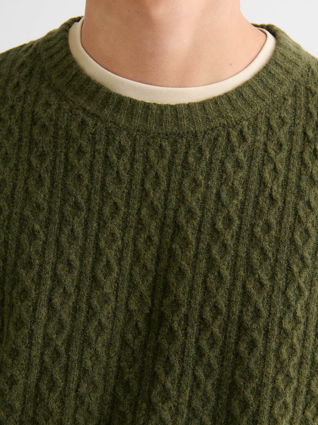 Pull col rond en maille torsadée - Image 5