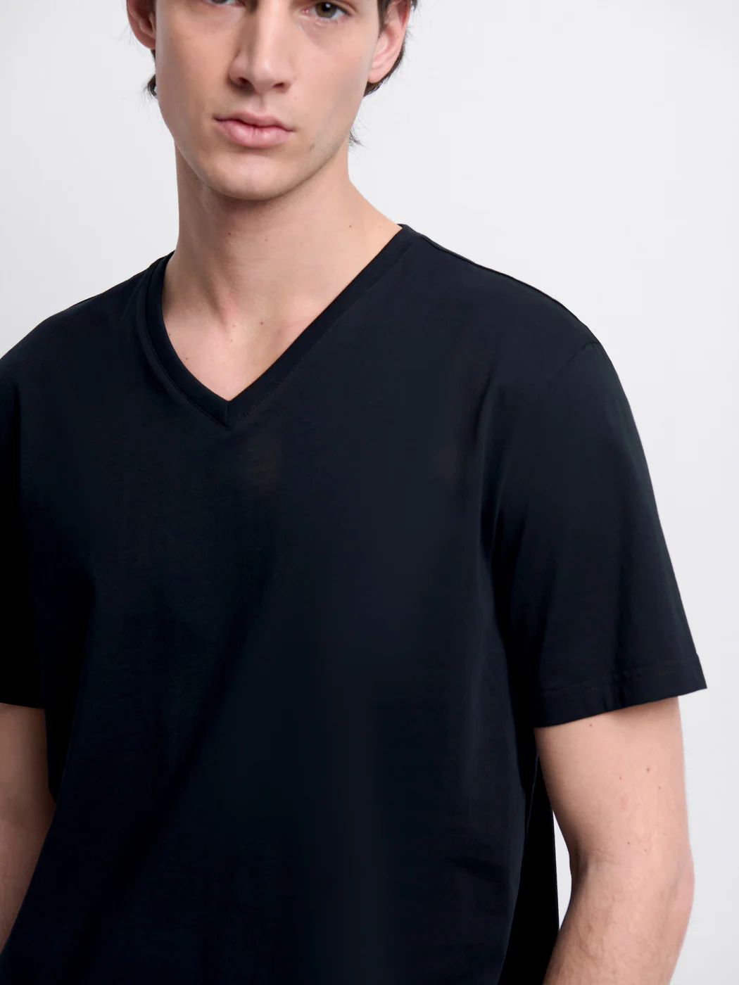 T-shirt col V en coton Supima® - Image 4