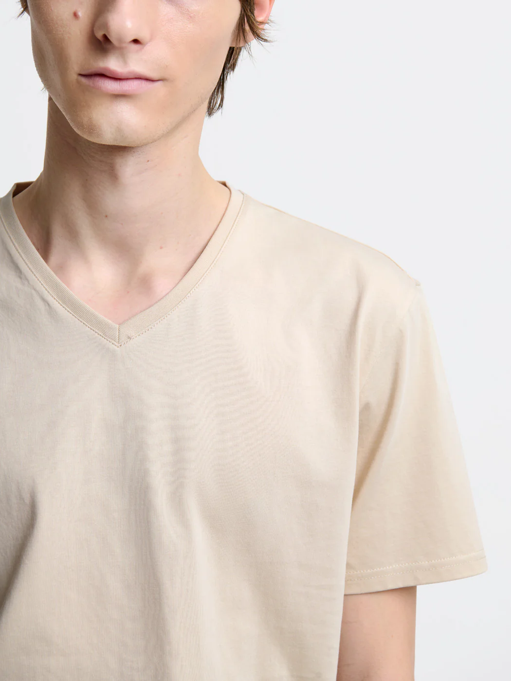 T-shirt col V en coton Supima® - Image 5