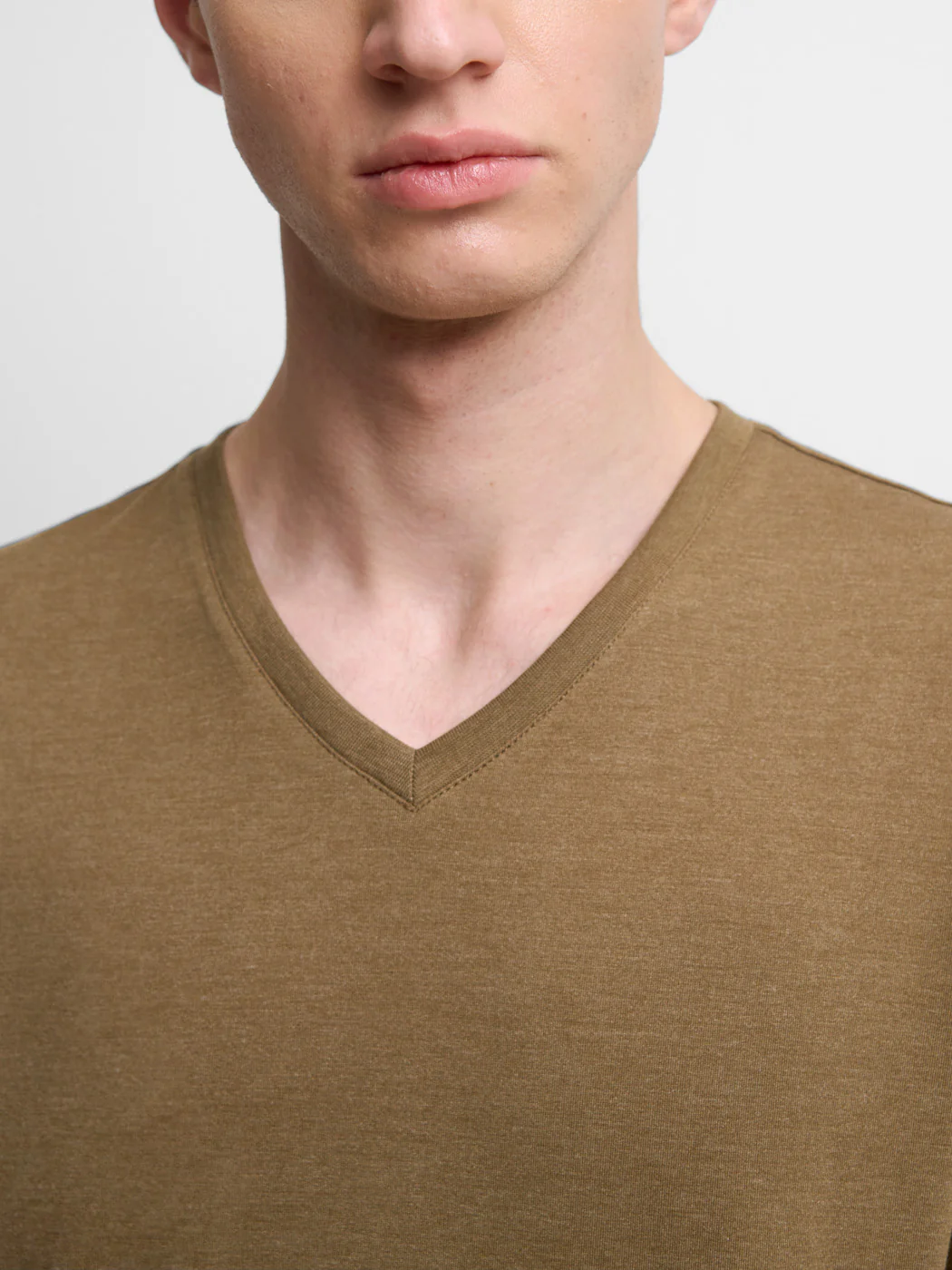 T-shirt col V en coton Supima® - Image 5