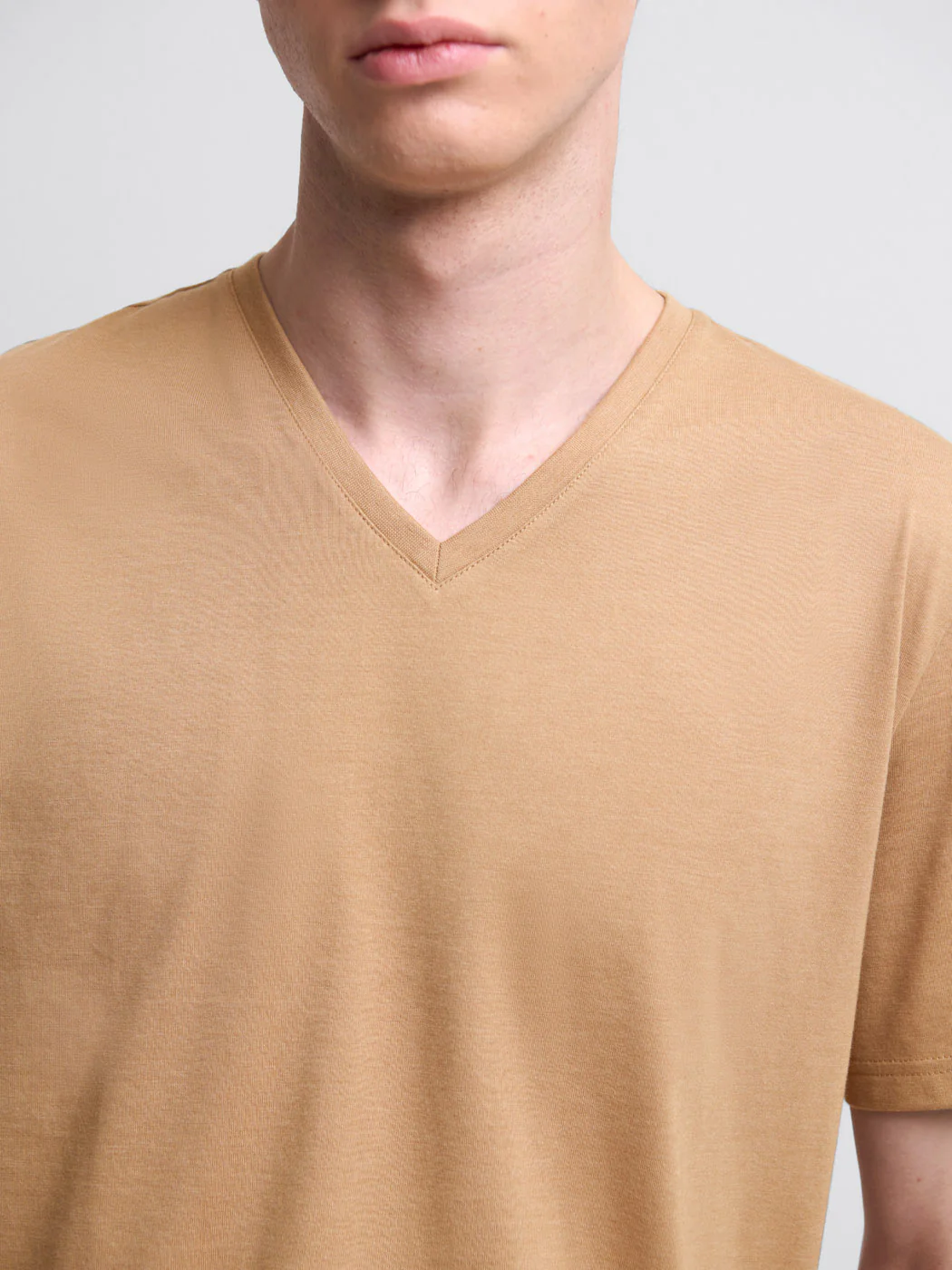 T-shirt col V en coton Supima® - Image 5
