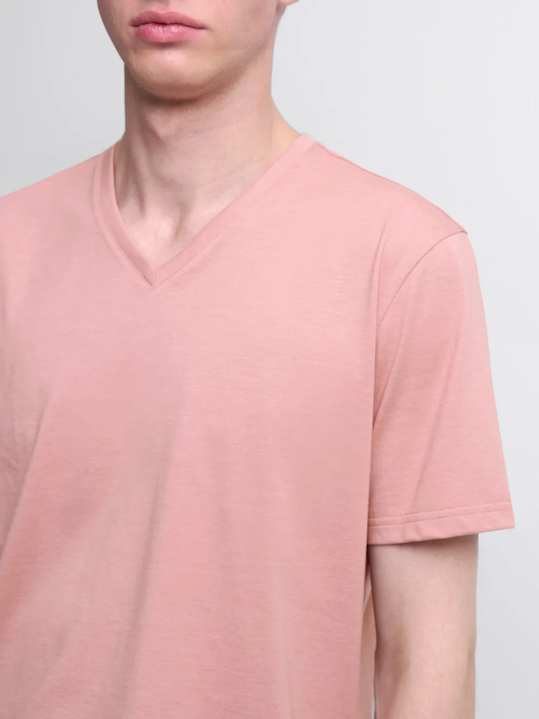 T-shirt col V en coton Supima® - Image 5