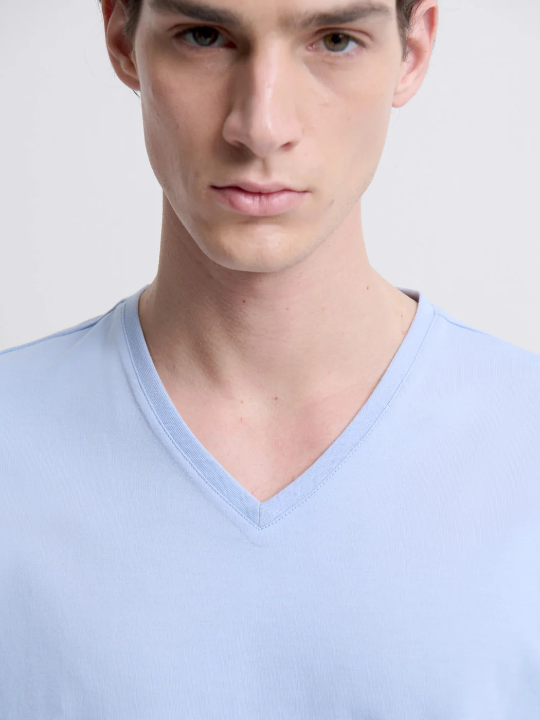 T-shirt col V en coton Supima® - Image 5